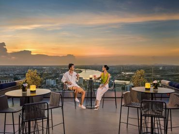 UP ABOVE ROOFTOP BAR HẢI PHÒNG NƠI NGẮM HOÀNG HÔN VÀ ÂM NHẠC SÔI ĐỘNG